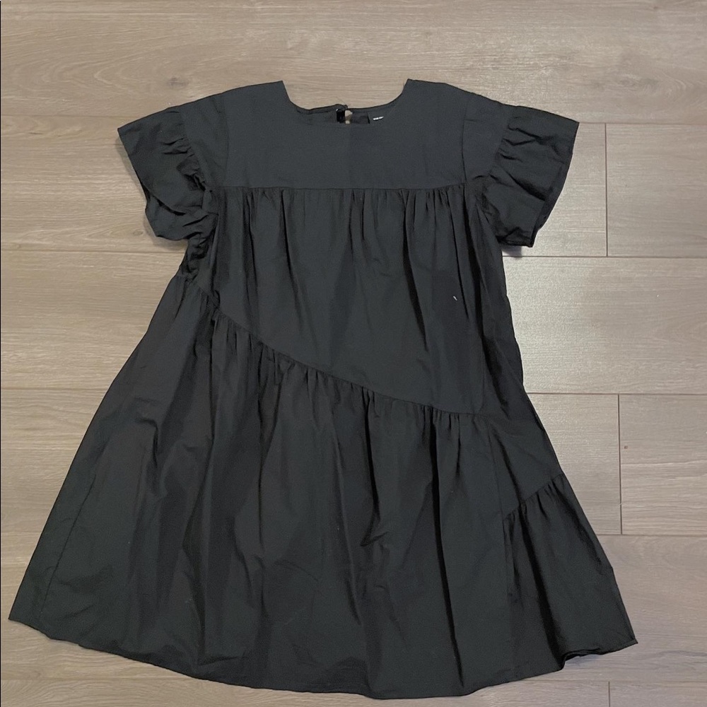 COPY - Mini and flowy mini dress in black. It is size small. From Who What Wear.